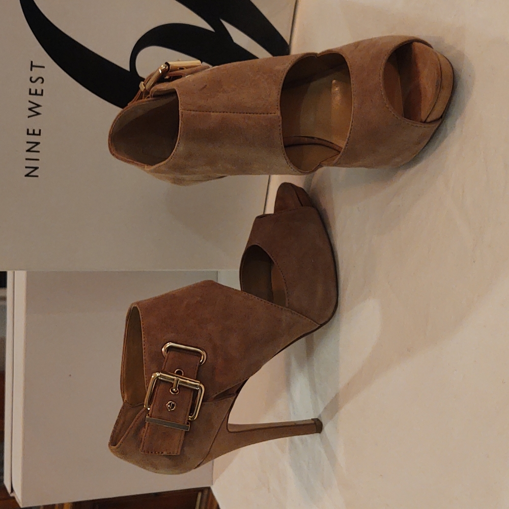 Super flattering neutral color. Spring is almost here --show off your new pedi!!